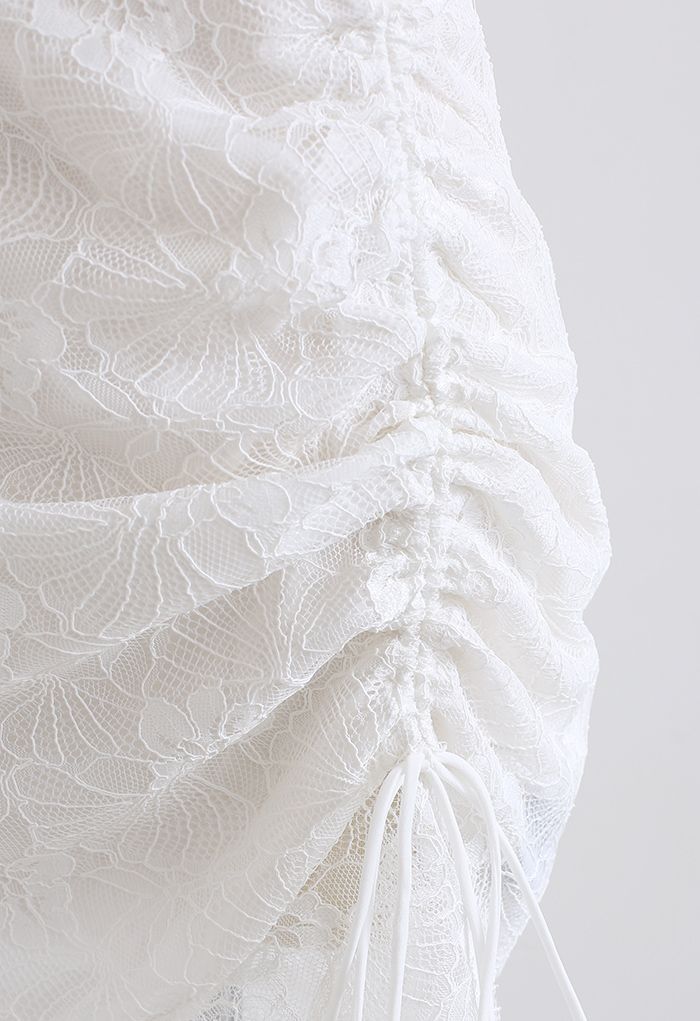 Robe à volants en dentelle à épaules dénudées en blanc