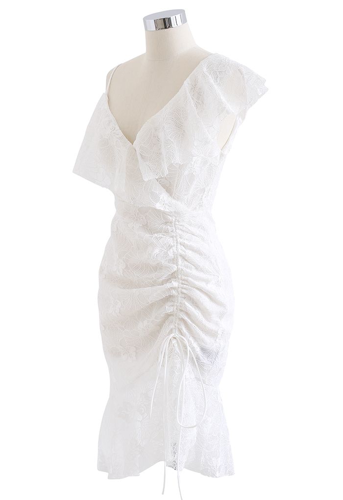Robe à volants en dentelle à épaules dénudées en blanc
