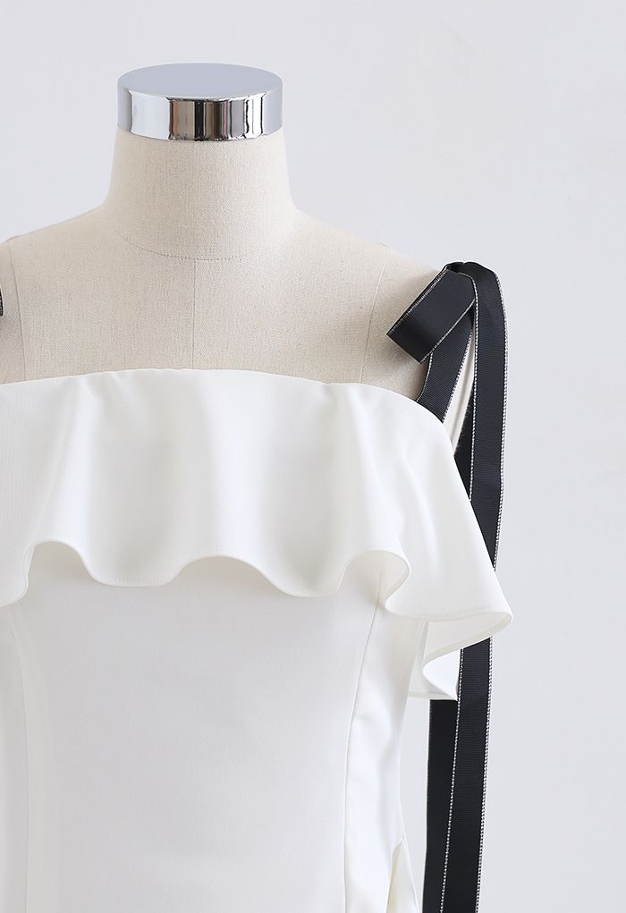Mini-robe froncée à volants nouée aux épaules en blanc