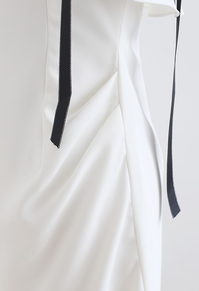 Mini-robe froncée à volants nouée aux épaules en blanc