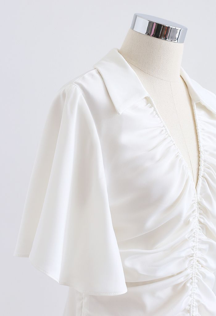 Mini-robe à manches évasées avec cordon de serrage devant en blanc