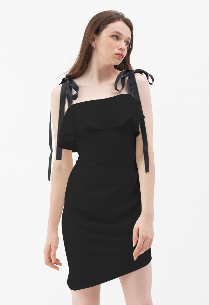 Mini-robe froncée à volants nouée aux épaules en noir