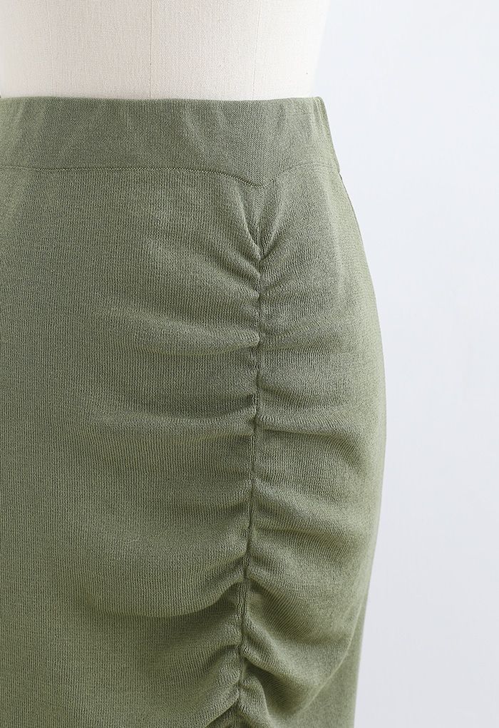 Jupe crayon froncée en tricot fendu devant en vert armée