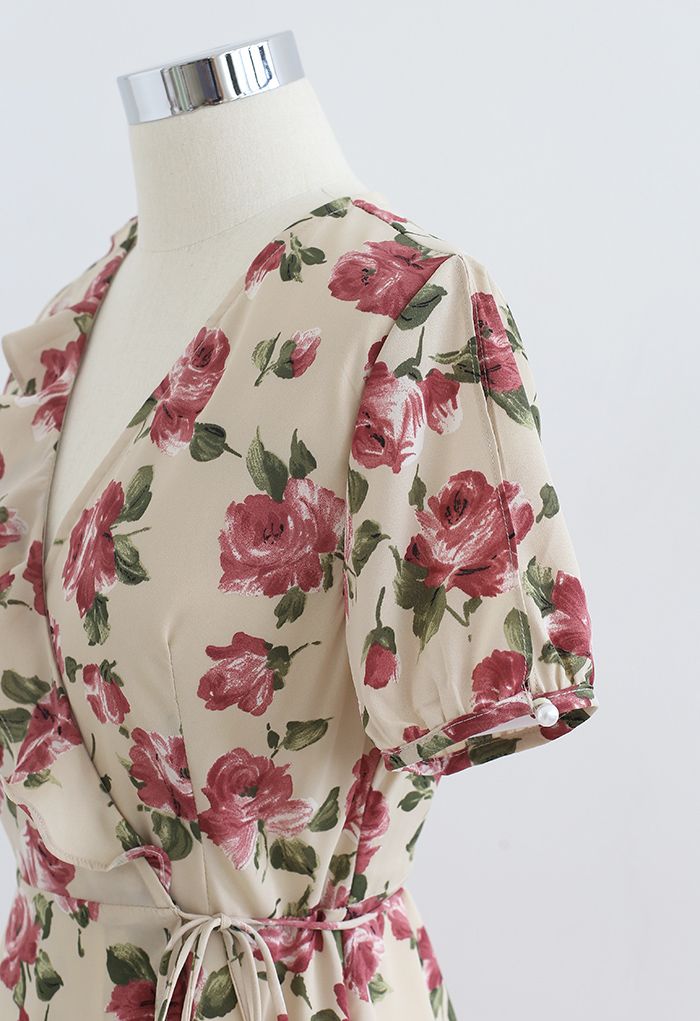 Robe asymétrique cache-cœur à imprimé roses rétro