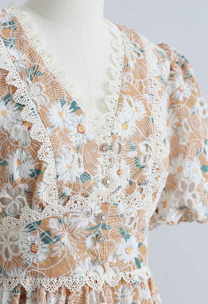 Robe décorée de boutons brodés de fleurs d'abricot