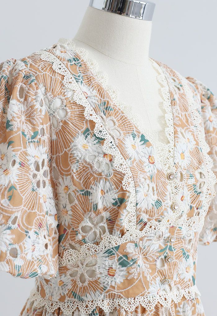 Robe décorée de boutons brodés de fleurs d'abricot