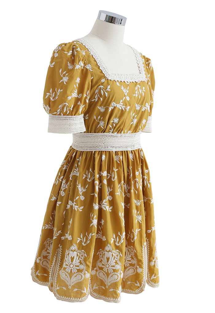 Mini-robe à encolure carrée brodée Cutie Daisy en moutarde
