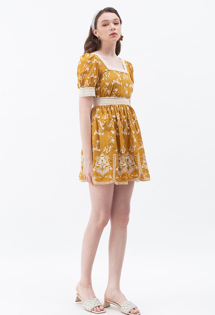 Mini-robe à encolure carrée brodée Cutie Daisy en moutarde
