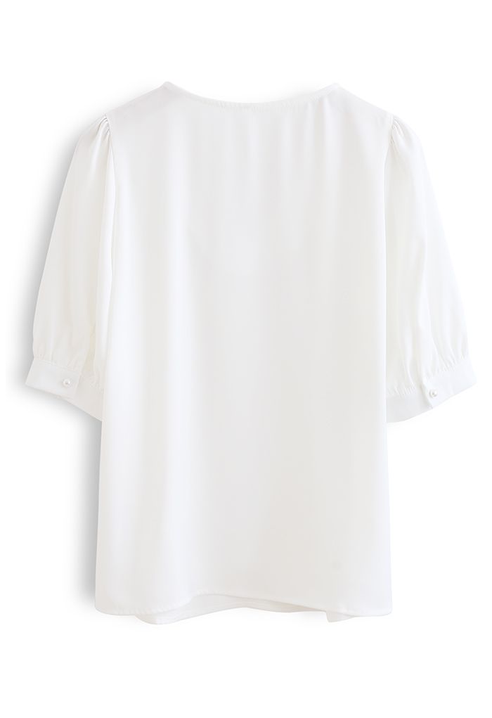 Chemise en satin à col nacré en blanc