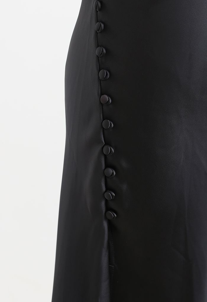 Robe caraco en satin à ourlet fendu sur le côté et boutonnée en noir