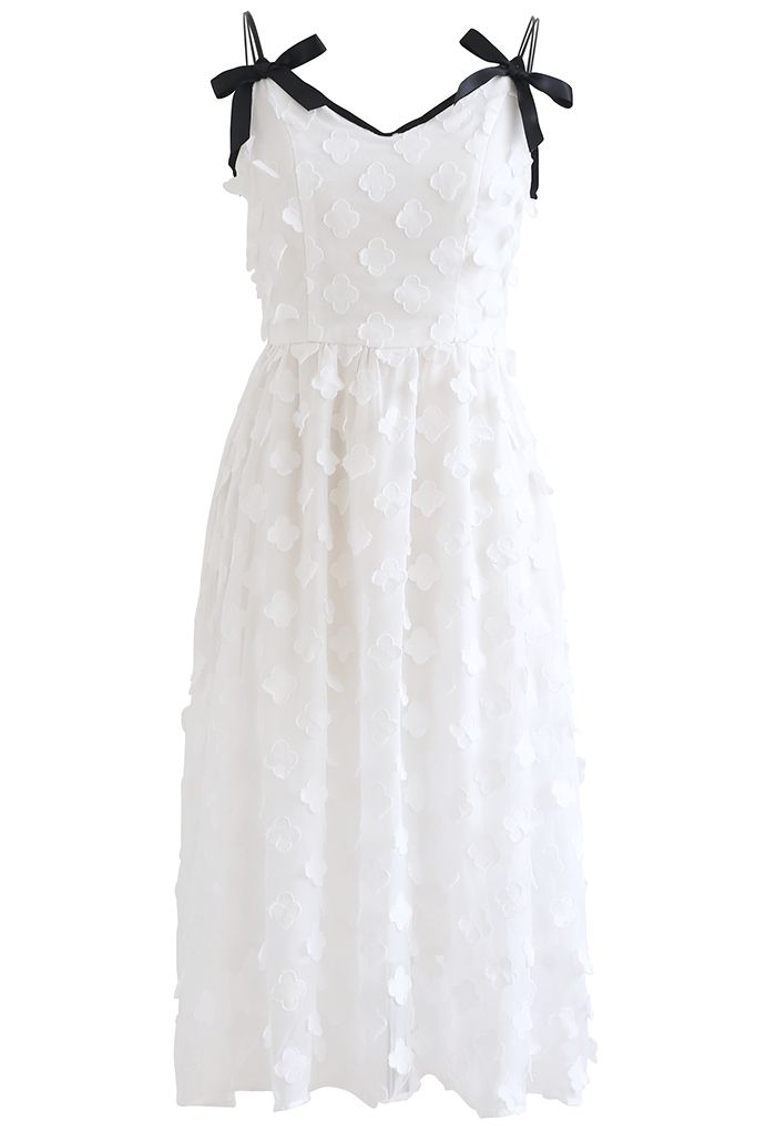 Robe caraco en maille fleurette avec appliques en blanc