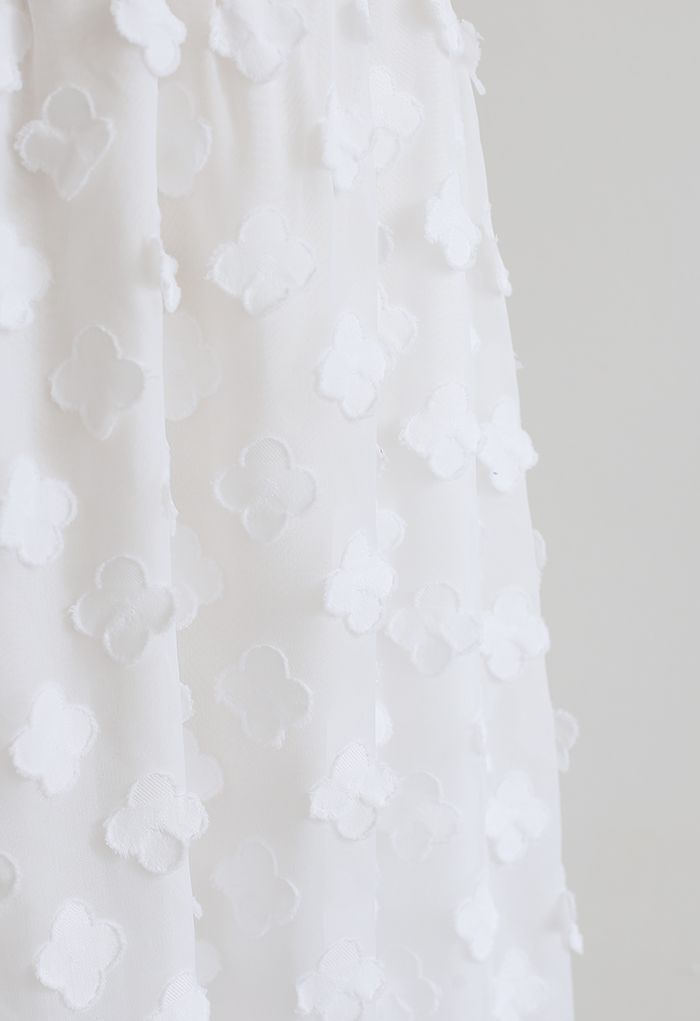Robe caraco en maille fleurette avec appliques en blanc