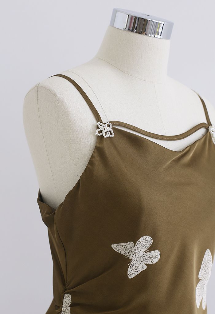 Robe caraco élégante en satin à imprimé papillons en olive