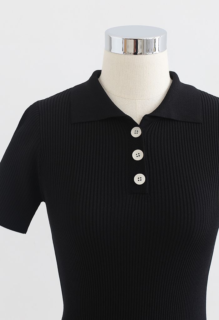 Haut en tricot ajusté à trois boutons et manches courtes en noir