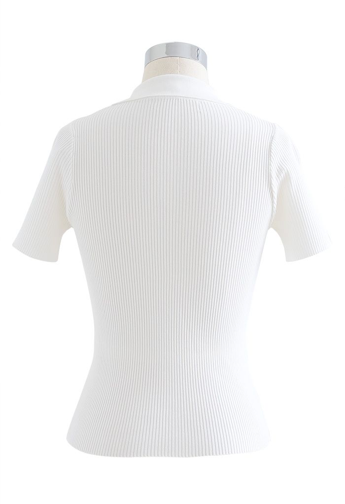 Haut en tricot ajusté à trois boutons et manches courtes en blanc