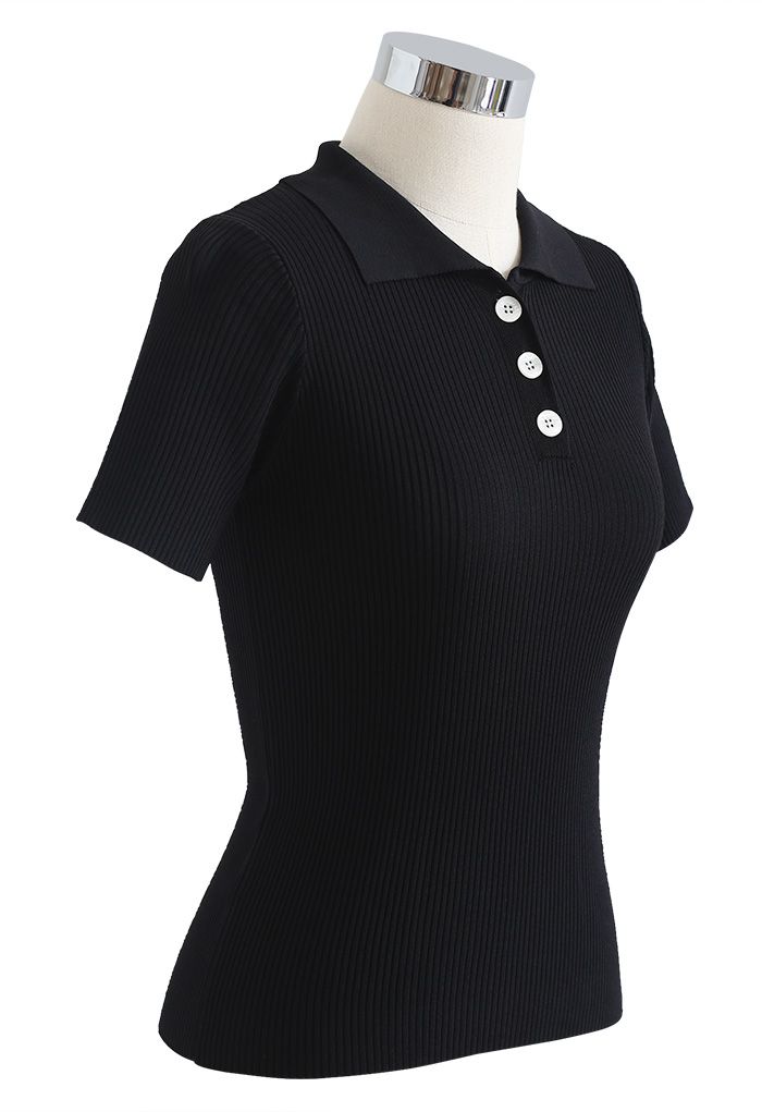 Haut en tricot ajusté à trois boutons et manches courtes en noir