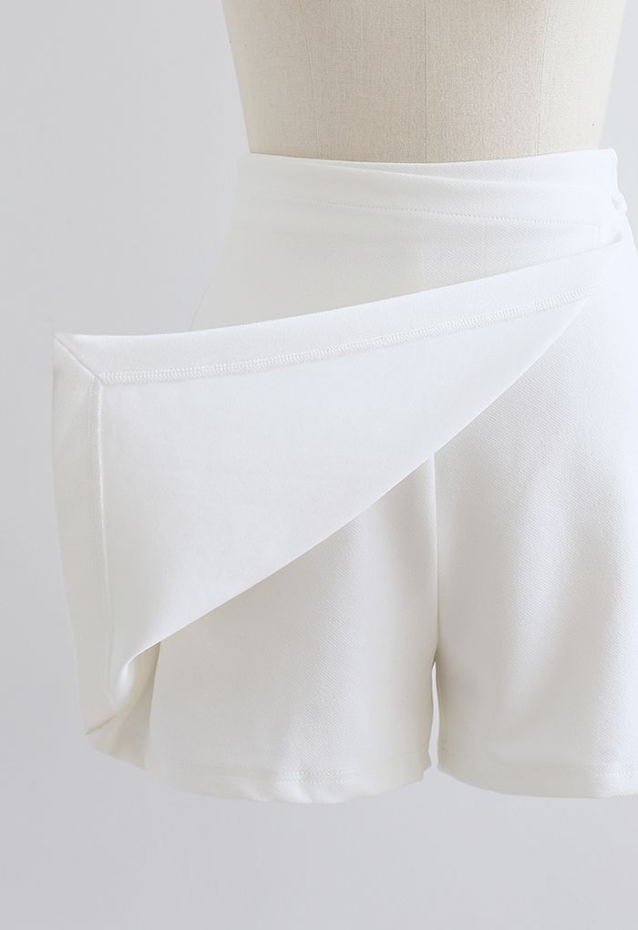 Mini jupe-short asymétrique à rabat en blanc