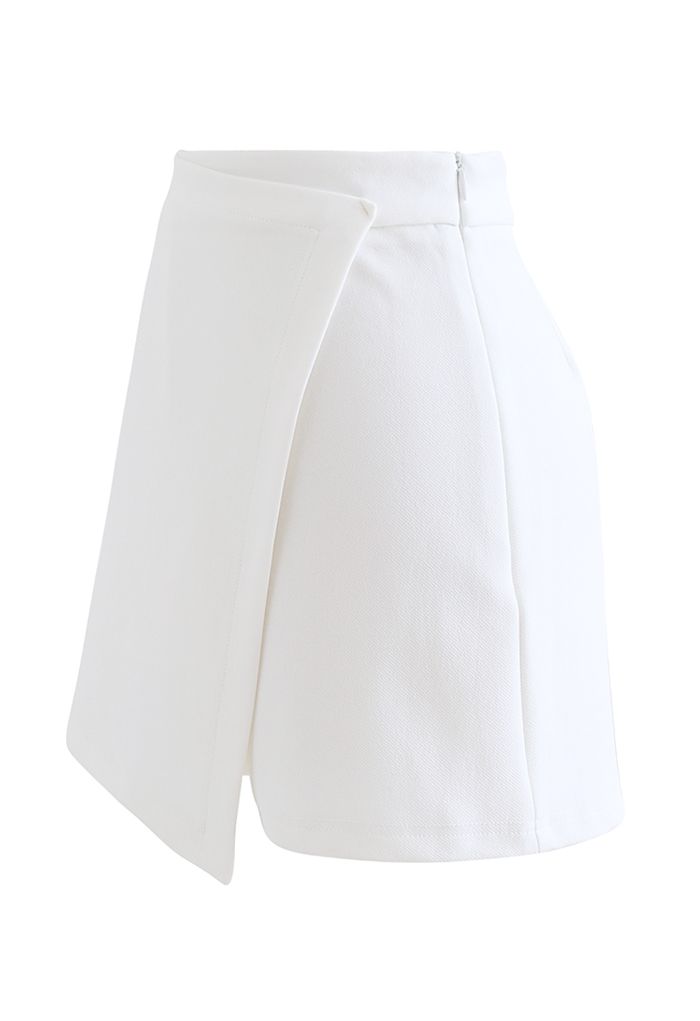 Mini jupe-short asymétrique à rabat en blanc