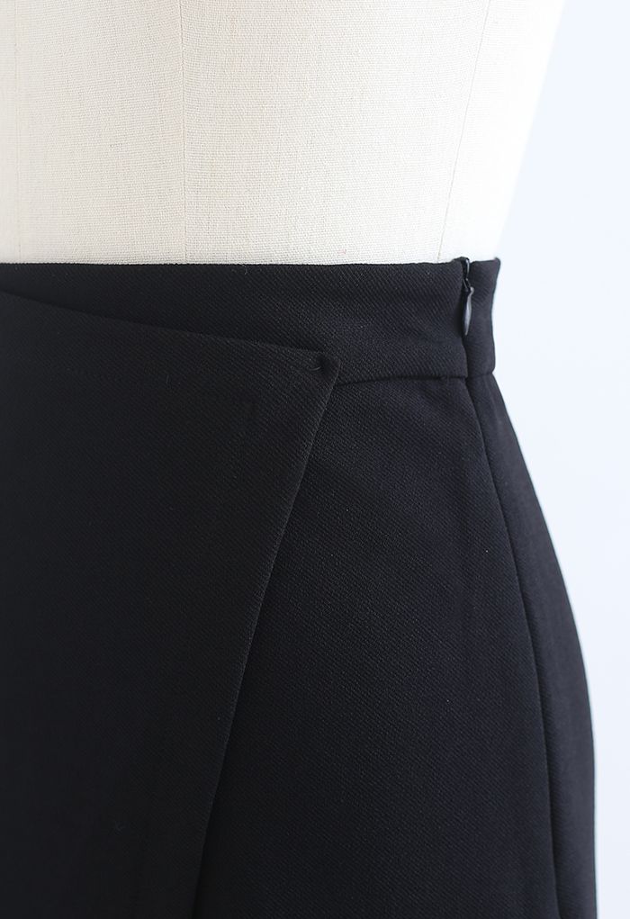 Mini jupe-short asymétrique à rabat en noir