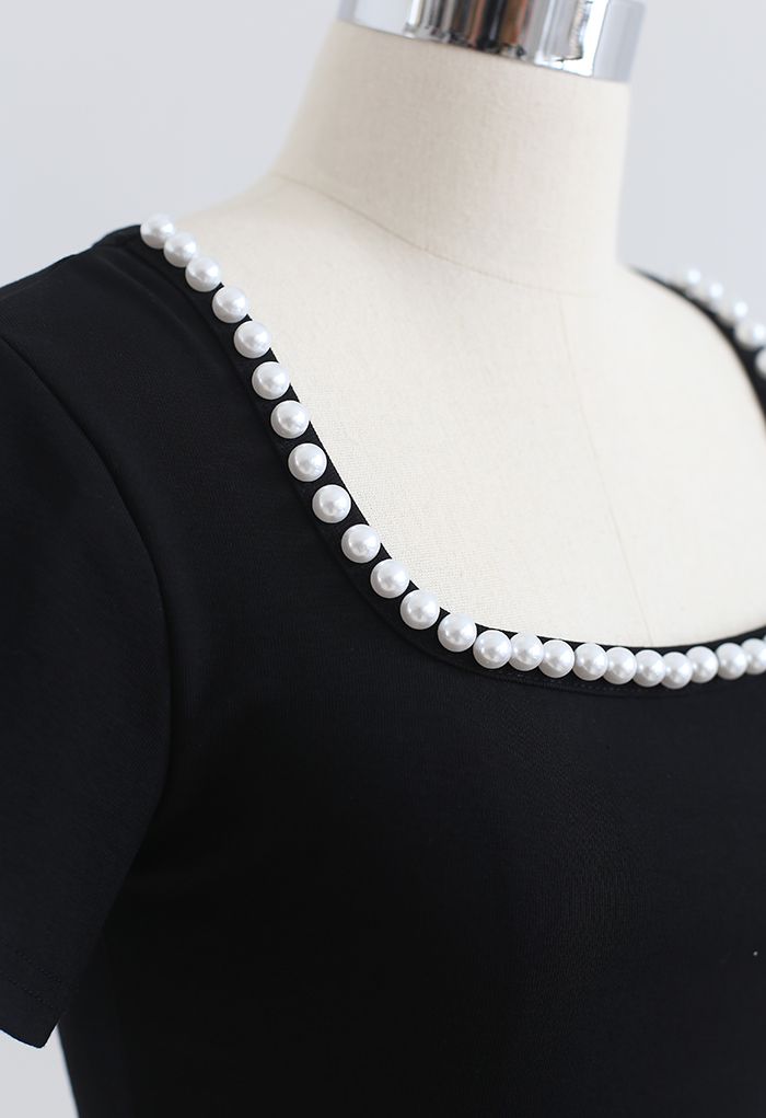 Haut court ajusté orné de perles en noir