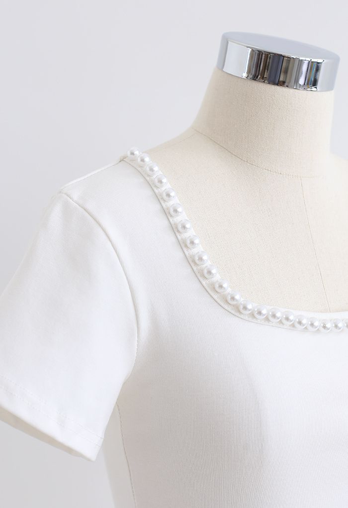 Haut court ajusté orné de perles en blanc