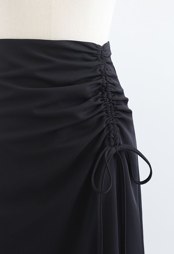 Jupe mi-longue fendue sur le devant avec cordon de serrage froncé en noir