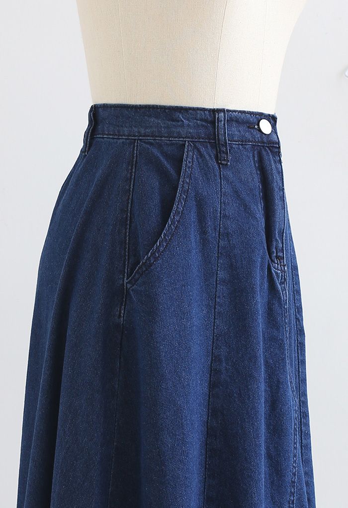 Jupe mi-longue en jean coupe trapèze avec poche latérale en bleu marine