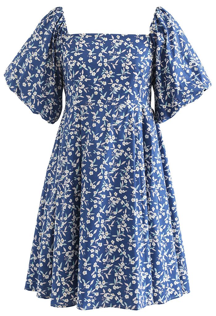 Robe Dolly froncée à fleurs et à encolure carrée en bleu