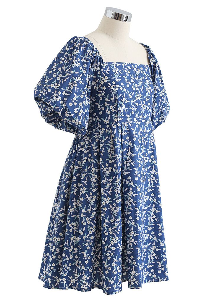 Robe Dolly froncée à fleurs et à encolure carrée en bleu
