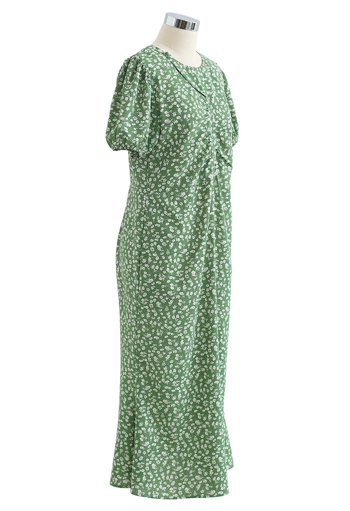 Robe mi-longue froncée à imprimé floral et découpes en vert