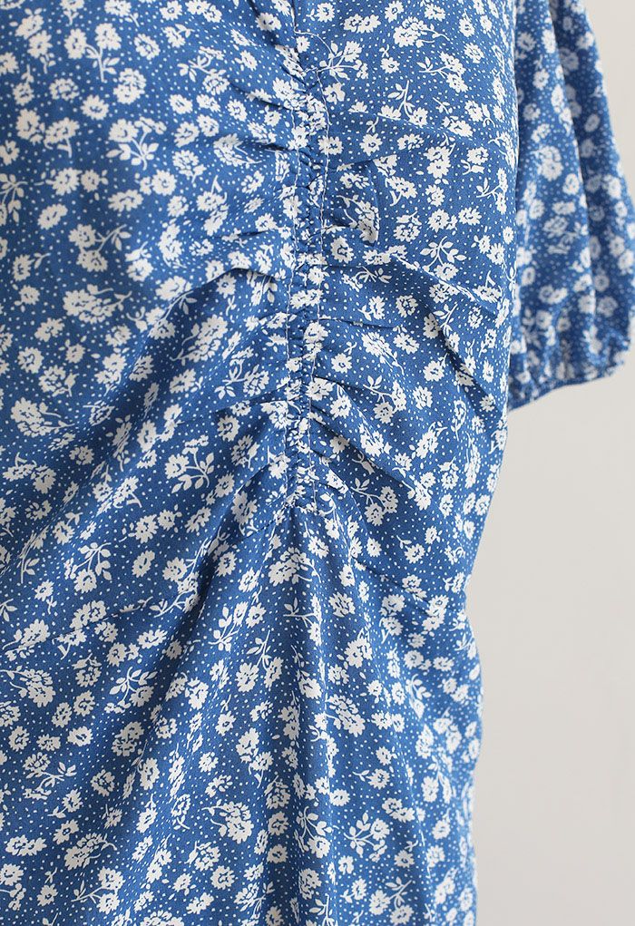Robe mi-longue froncée à imprimé floral et découpes en bleu