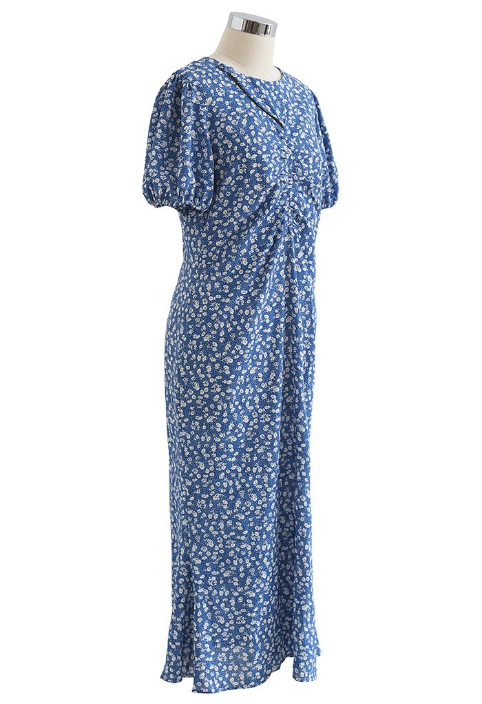 Robe mi-longue froncée à imprimé floral et découpes en bleu