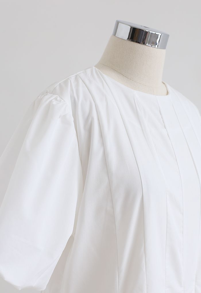 Robe mi-longue plissée à manches courtes Puff en blanc