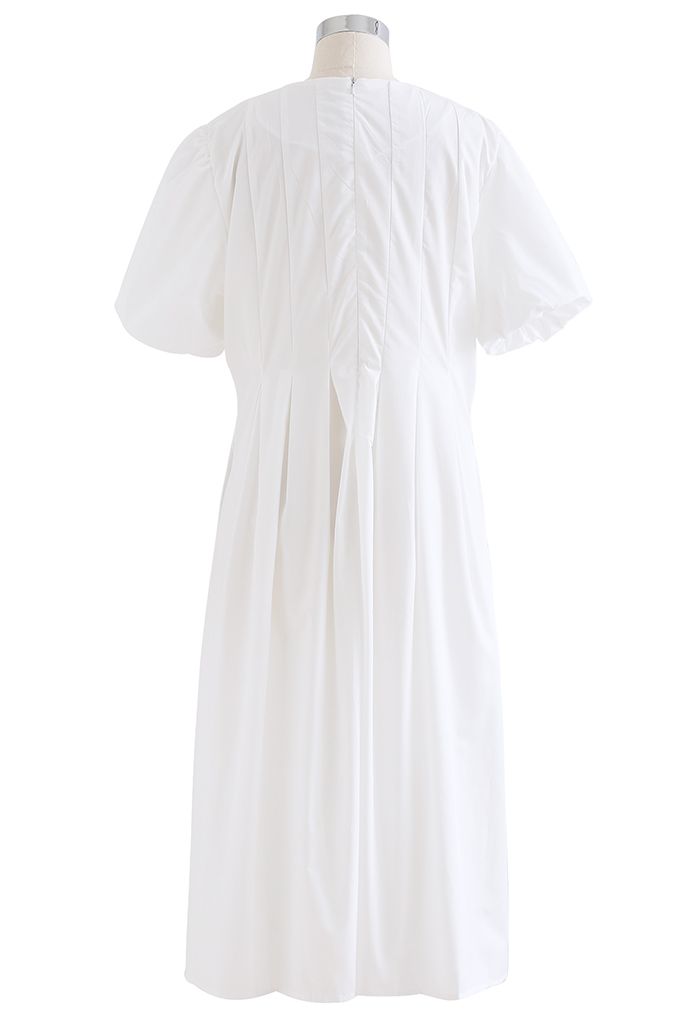 Robe mi-longue plissée à manches courtes Puff en blanc