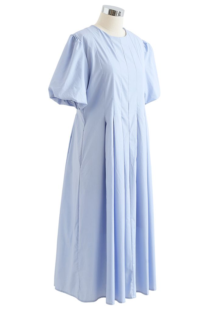 Robe mi-longue plissée à manches courtes Puff en bleu