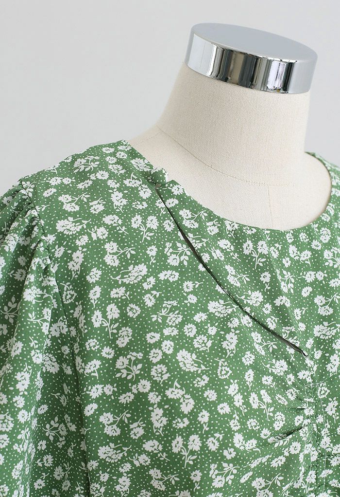 Robe mi-longue froncée à imprimé floral et découpes en vert