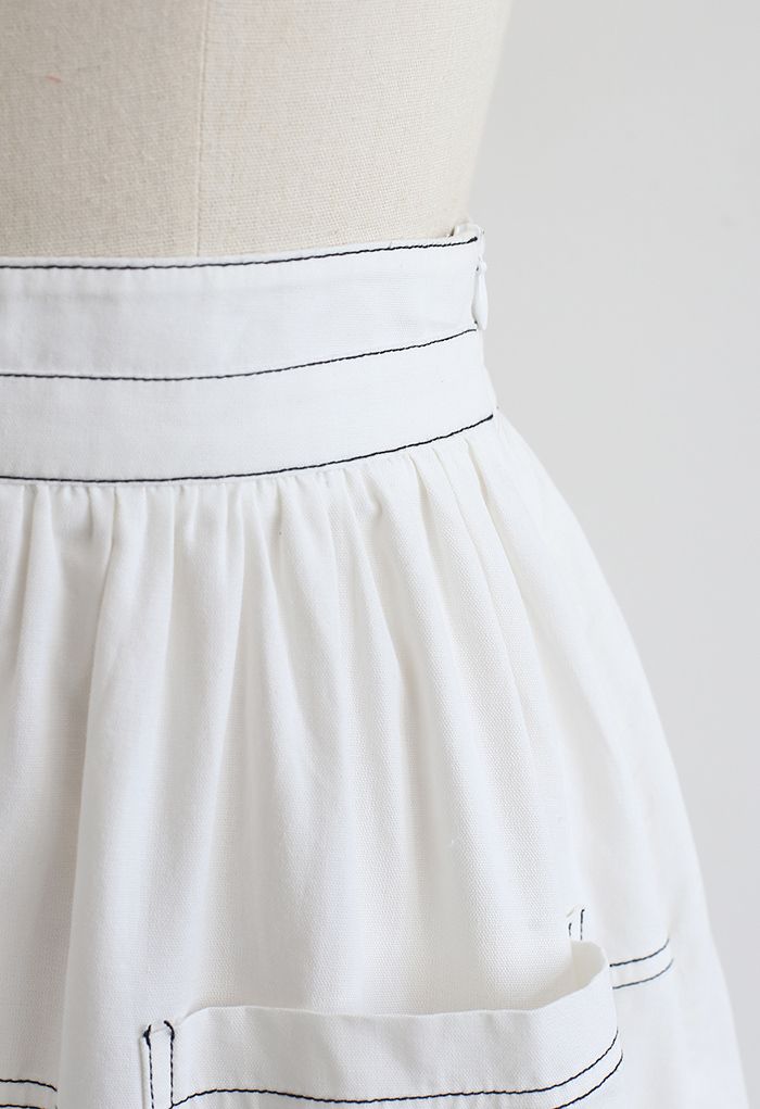 Jupe mi-longue à poches plaquées contrastées en blanc