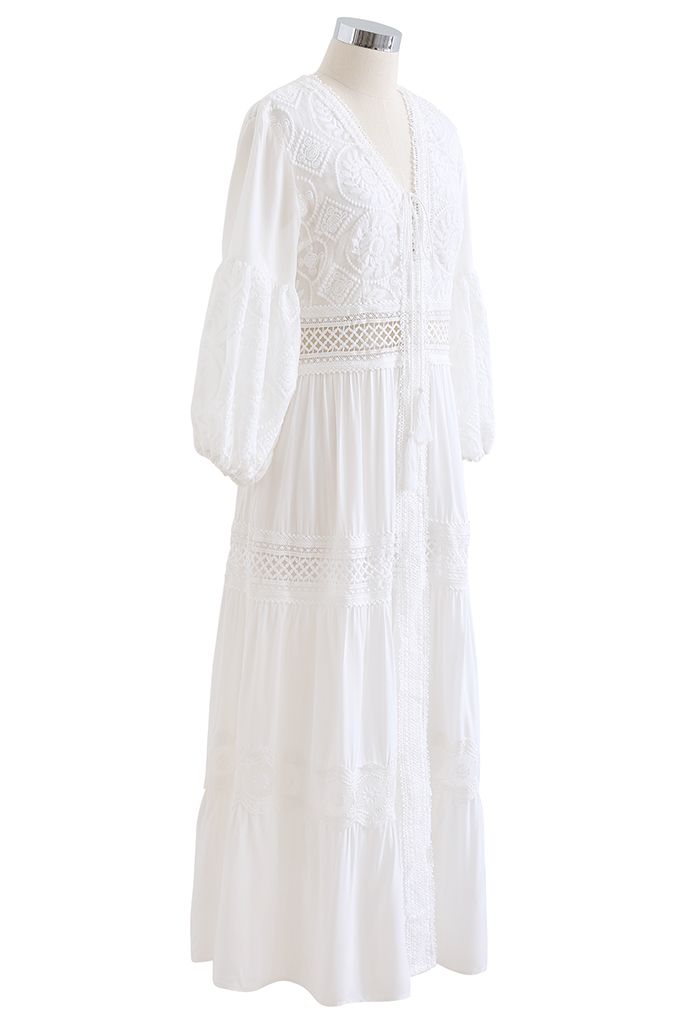 Robe longue blanche à lacets et broderie de tournesols