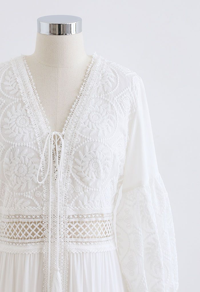 Robe longue blanche à lacets et broderie de tournesols