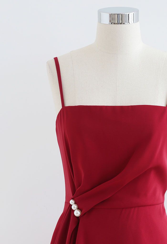 Robe caraco asymétrique drapée froncée à bord perlé en rouge