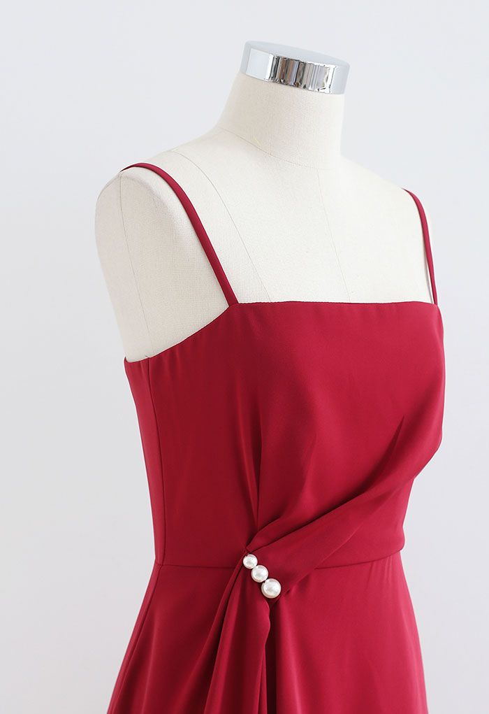 Robe caraco asymétrique drapée froncée à bord perlé en rouge