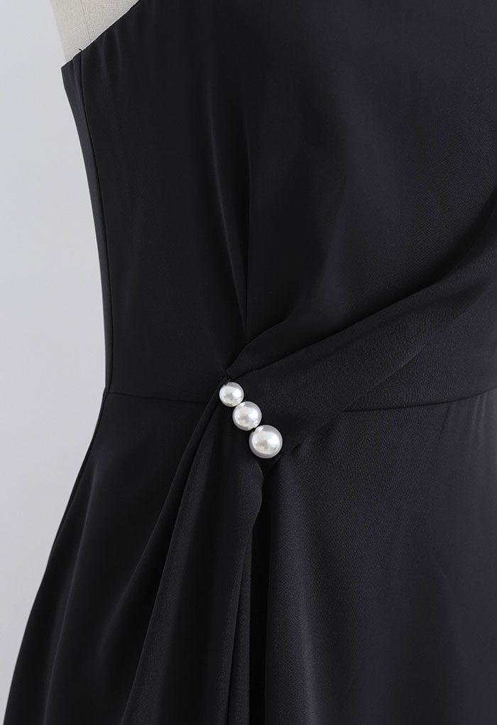Robe caraco asymétrique drapée froncée à bordure perlée en noir