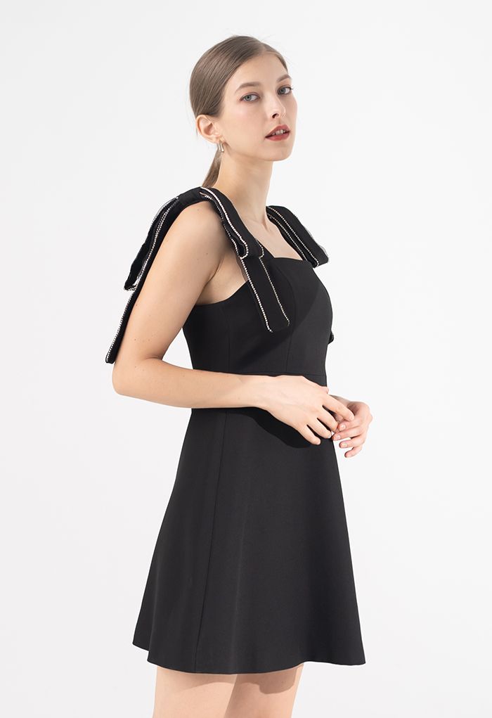 Mini robe à bords en cristal et épaules avec nœud papillon en noir