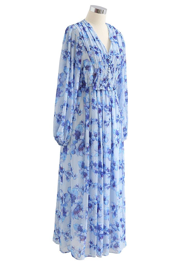Robe longue froncée à fleurs délicates en bleu
