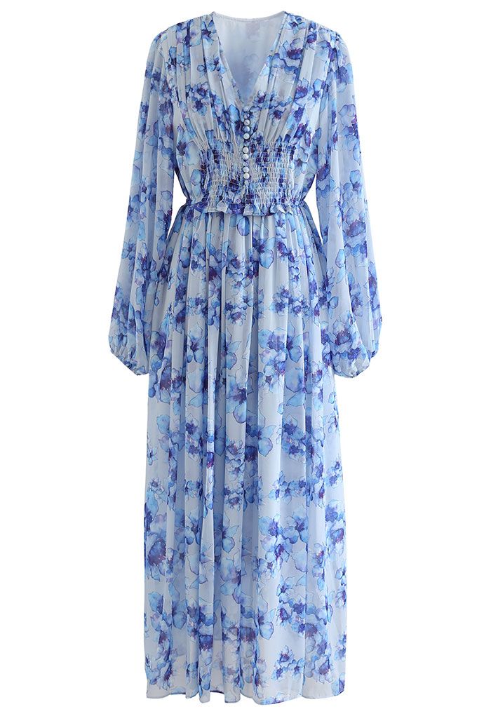 Robe longue froncée à fleurs délicates en bleu