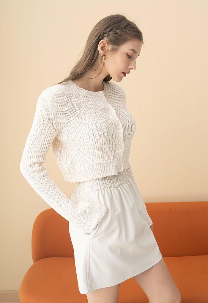 Cardigan court boutonné en tricot à épaules rembourrées en blanc