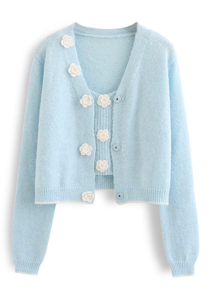 Ensemble caraco et cardigan en tricot à fleurs cousues en bleu bébé