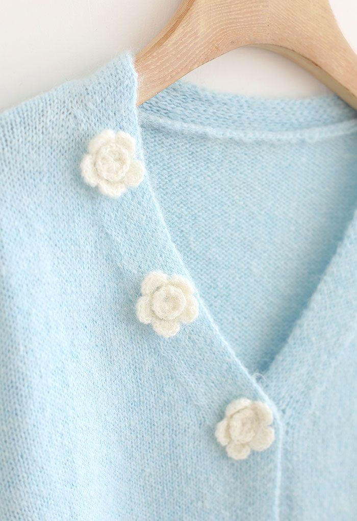 Ensemble caraco et cardigan en tricot à fleurs cousues en bleu bébé