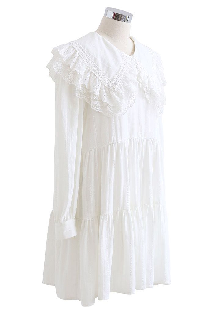Robe Mini Dolly Brodée à Col Claudine en Blanc