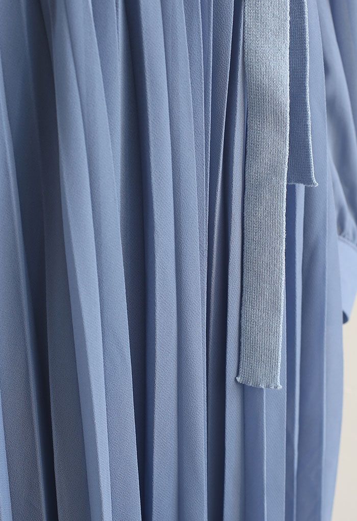 Robe mi-longue portefeuille plissée en tricot épissé à nouer en bleu